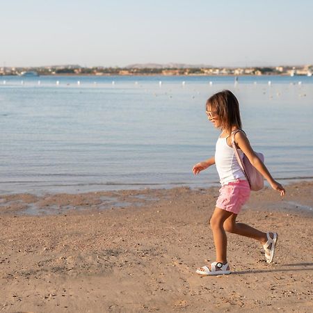 Hotel Grand Waterworld Makadi Family Star - Couples And Families Only Hurghada Esterno foto A child walking on the beach