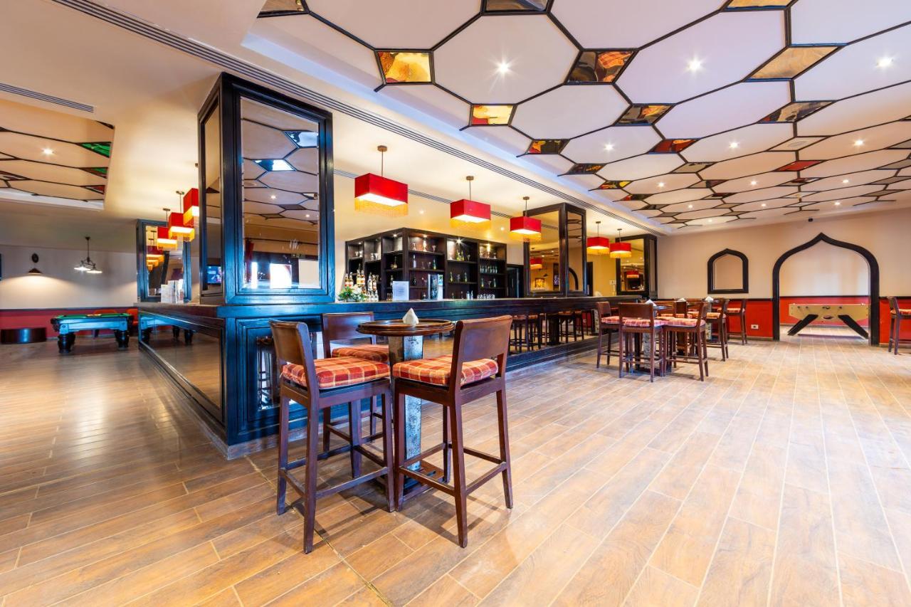 Hotel Grand Waterworld Makadi Family Star - Couples And Families Only Hurghada Esterno foto The lounge at the airport