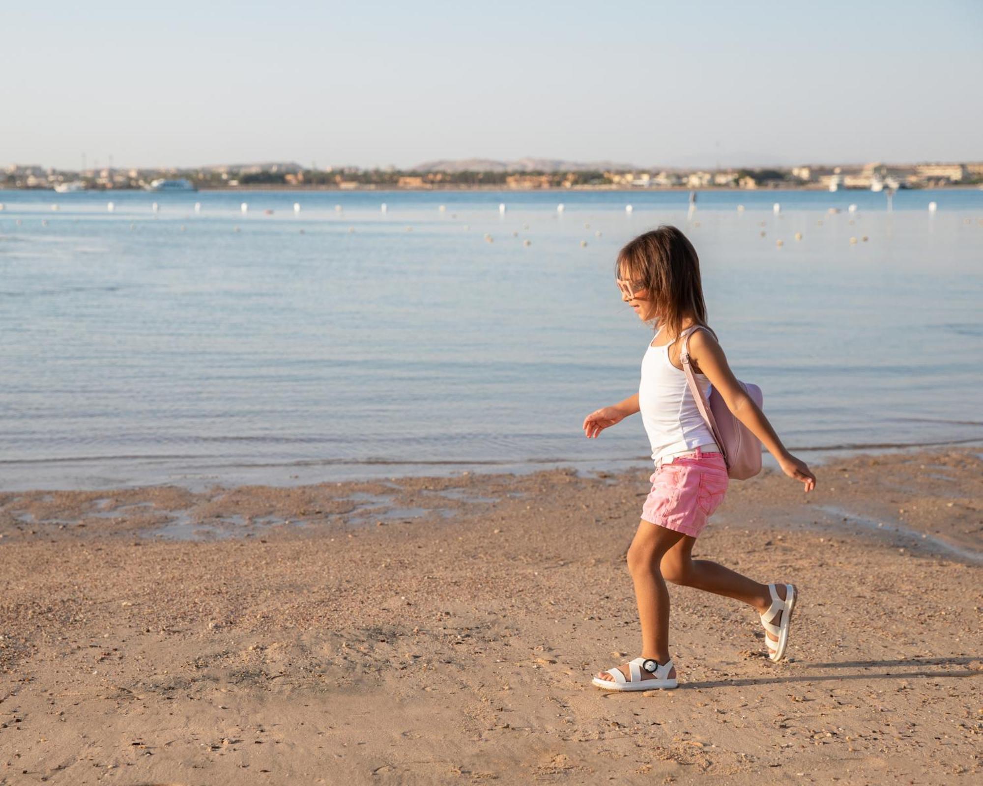 Hotel Grand Waterworld Makadi Family Star - Couples And Families Only Hurghada Esterno foto A child walking on the beach