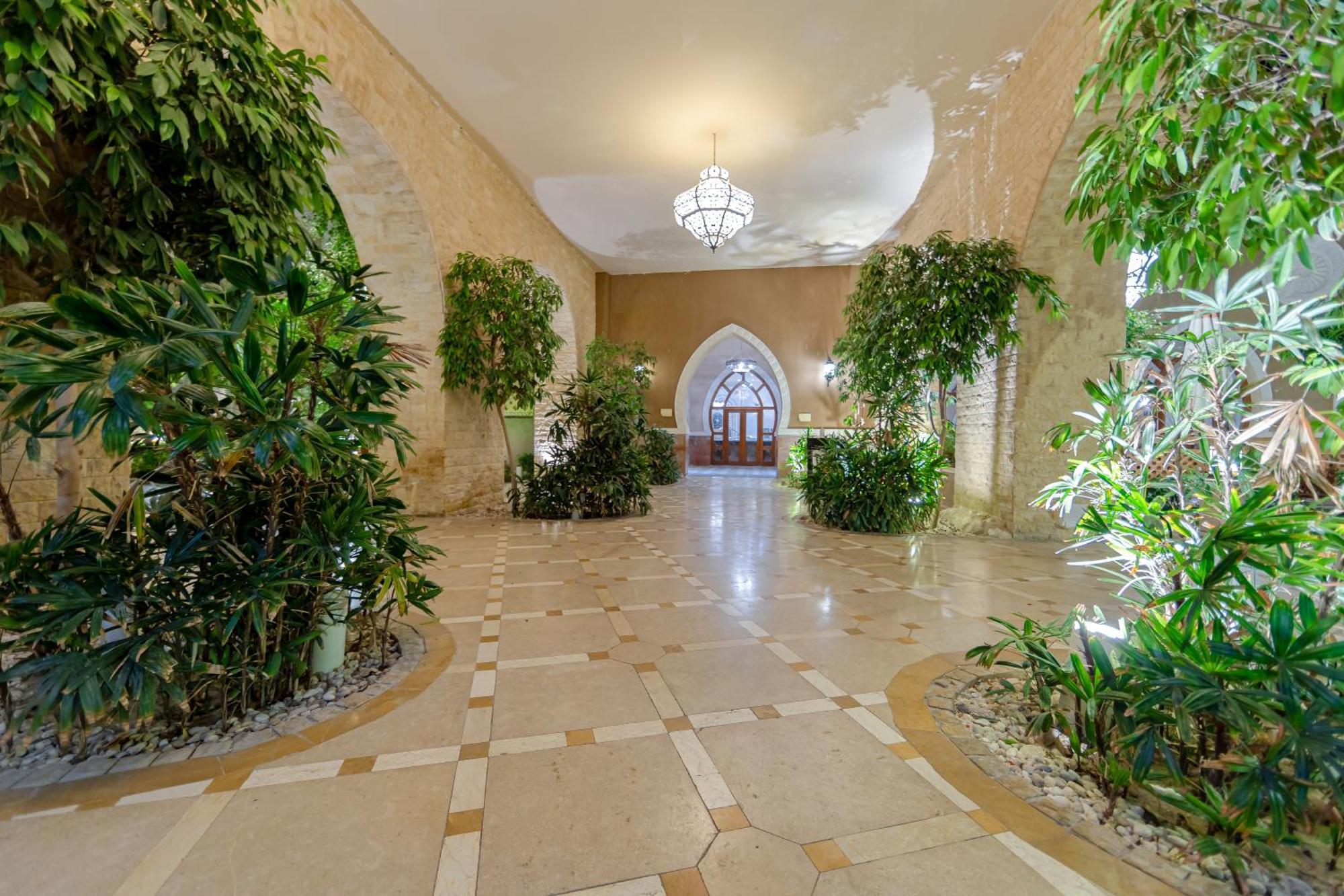 Hotel Grand Waterworld Makadi Family Star - Couples And Families Only Hurghada Esterno foto The interior of the hotel