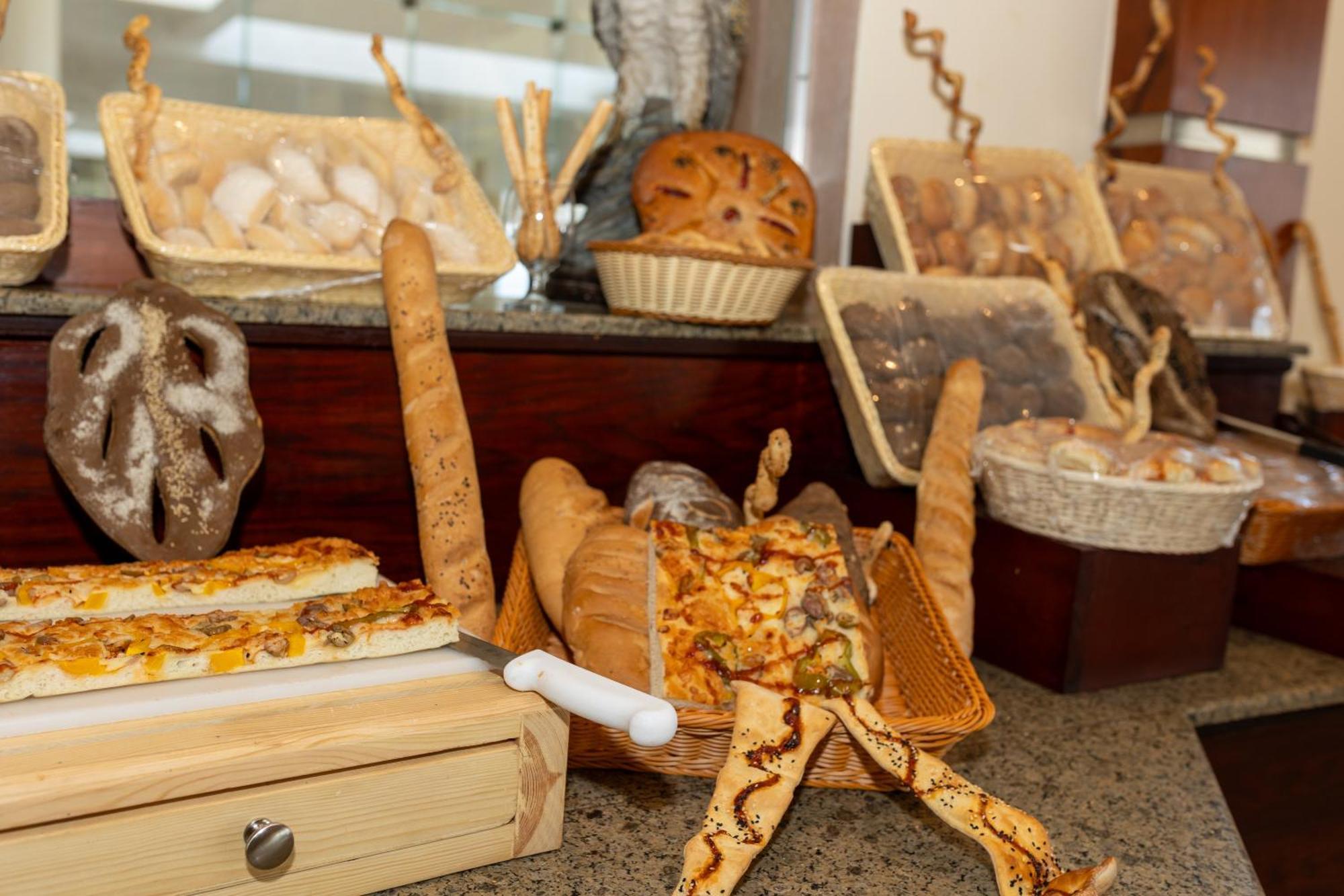 Hotel Grand Waterworld Makadi Family Star - Couples And Families Only Hurghada Esterno foto Bread at a buffet